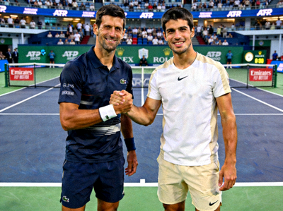 ATP大师赛决赛德约科维奇与阿尔卡拉斯赛后握手合影