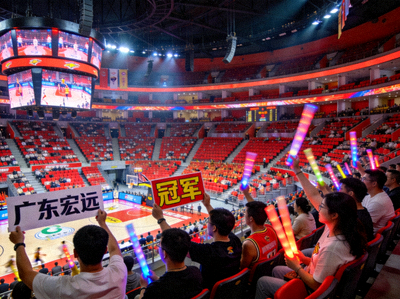 CBA常规赛广东宏远队主场球馆内观众席全景，气氛热烈